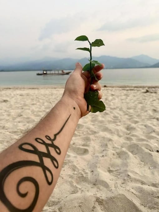 live_your_love_jonathan_daniel_fifth_section_first_image_new_try